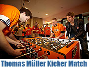 Spannendes Duell mit Fußballstar Thomas Müller – beim BiFi Kicker-Match in der Allianz Arena am 30.10.2011 (©Foto. BiFi)
